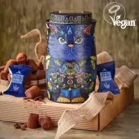 Cutie metalica Midnight Prince in forma de pisica cu trufe de ciocolata vegana Monty 135g