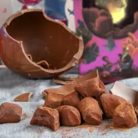 Ou de Paste din ciocolata cu trufe Choccy Scoffy Easter egg Monty Bojangles 175g