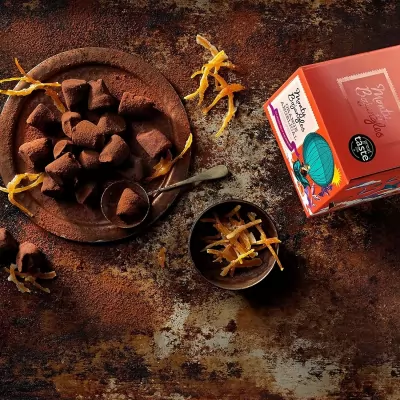 Trufe de ciocolata neagra si coaja de portocala confiata Monty 100g