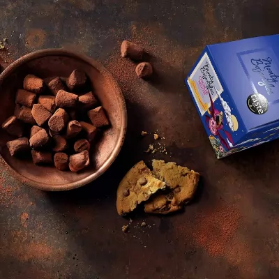 Trufe de ciocolata neagra cu bucatele de biscuiti Monty 100g