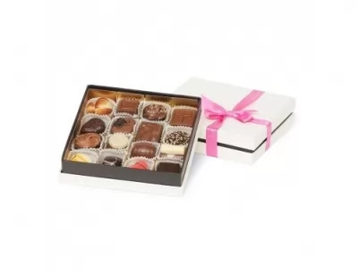 Cutie cu 16 praline de ciocolata belgiana White Box Valentino