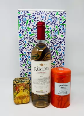 Pachet cadou cu vin rose, ciocolata si biscuiti artizanali