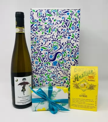 Pachet cadou cu vin alb Fiano Di Avellino praline Amatller si praline Valentino