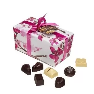 Cutie cu praline asortate de ciocolata belgiana  Valentino Cherry Blossom 700g