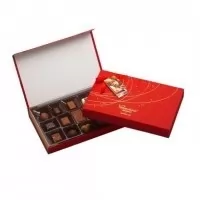 Cutie dreptunghiulara cu 15 praline de ciocolata Valentino 225g